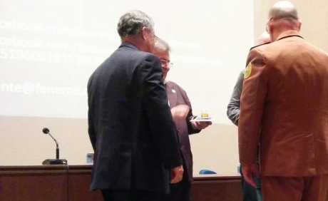 Entrega de lembrança ao palestrante.