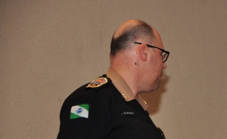 Presidente da ASSOFEPAR, Cel. Izaias de Farias, agradece ao Comandante-geral da PMPR pela participação na audiência.